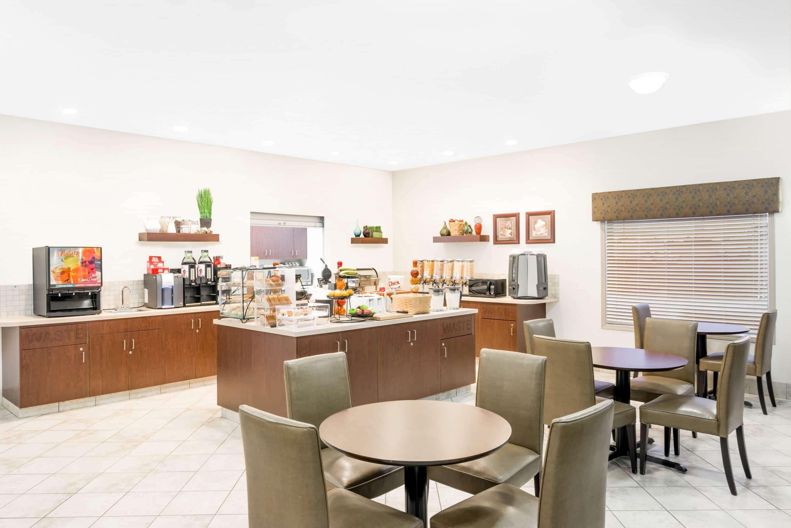 Hotel Ramada By Wyndham Olds Zewnętrze zdjęcie